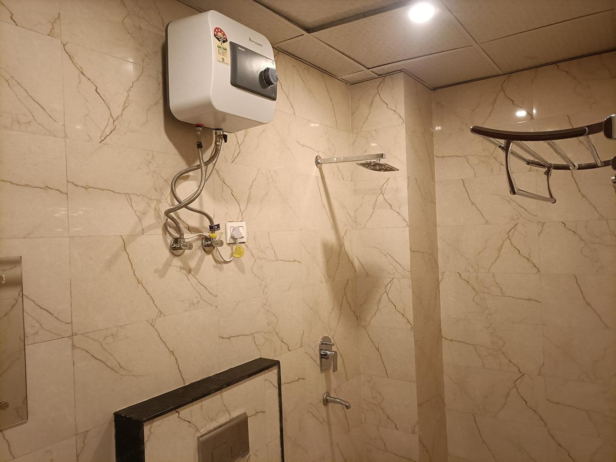 Hotel Grand Aerotech Ню Делхи Екстериор снимка