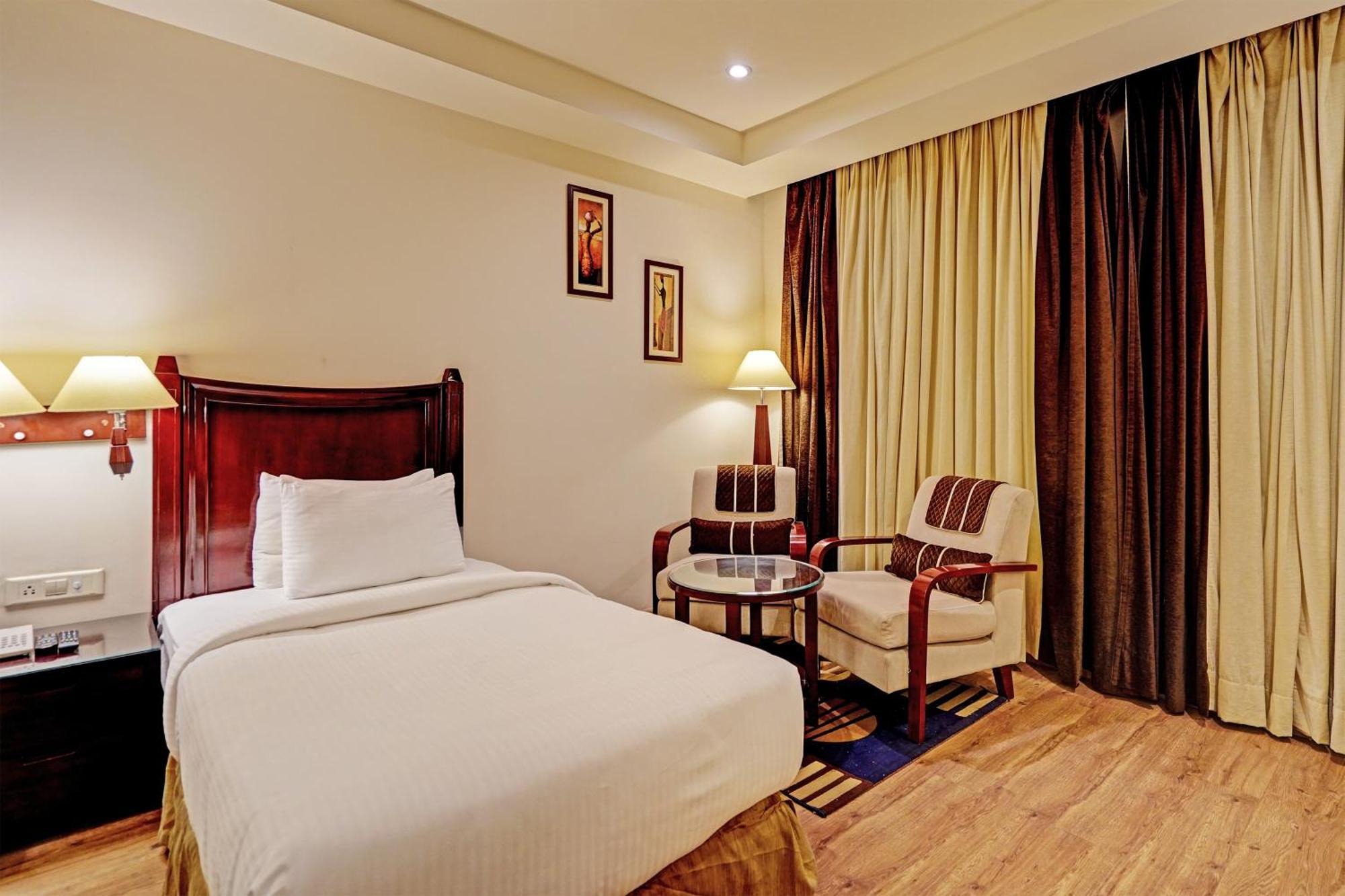 Hotel Grand Aerotech Ню Делхи Екстериор снимка